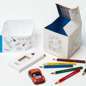 Кубик с карандашами и игрушкой
